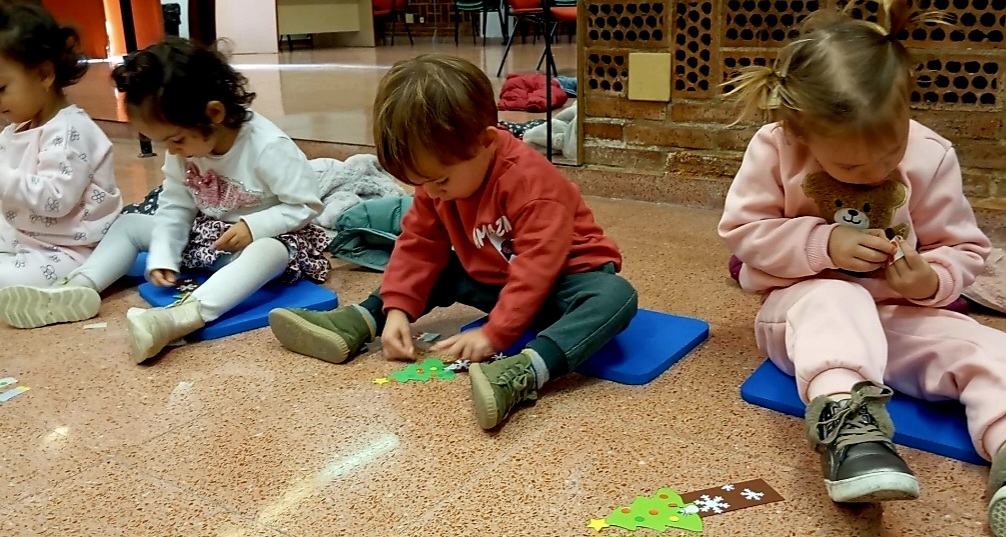 La biblioteca se ha llenado hoy de magia con la visita de los peques de 2 años del <a href="/CEIP/">Jan van Wanrooij</a> El Puntal 📚👶 Han disfrutado de los cuentos y han decorado su arbolito de Navidad con muchísima ilusión 🎄✨ ¡Momentazo!
<a href="/RMBM17/">RMBM</a>