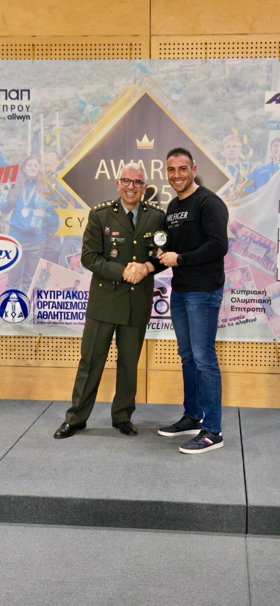 Ο Γραμματέας του Ανωτάτου Συμβουλίου Αθλητισμού Εθνικής Φρουράς Σχης (ΠΒ) Πιερής Χρήστος, εκπροσωπώντας τον Υπουργό Άμυνας <a href="/PalmasVasilis/">Vasilis Palmas</a>, εκφώνησε χαιρετισμό κατά την τελετή βράβευσης των αρίστων αθλητριών και αθλητών της Παγκύπριας Ομοσπονδίας Ποδηλασίας.