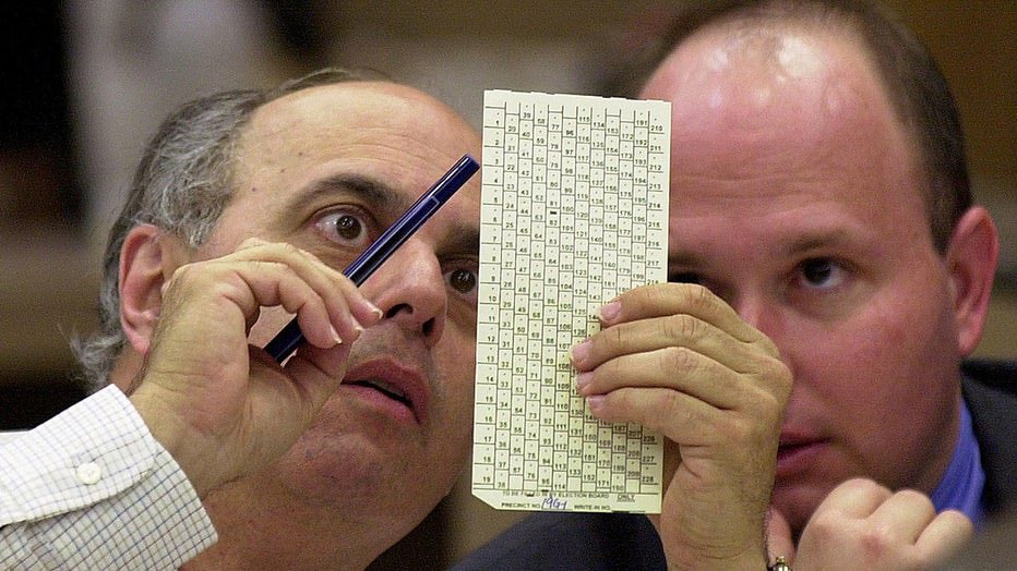 25YearsAgoLive's tweet image. The State of Florida finishes its recount and declares George Bush the winner by just 537 votes. 

Bush fans rejoice, but Al Gore’s team contests the result and demands another recount.