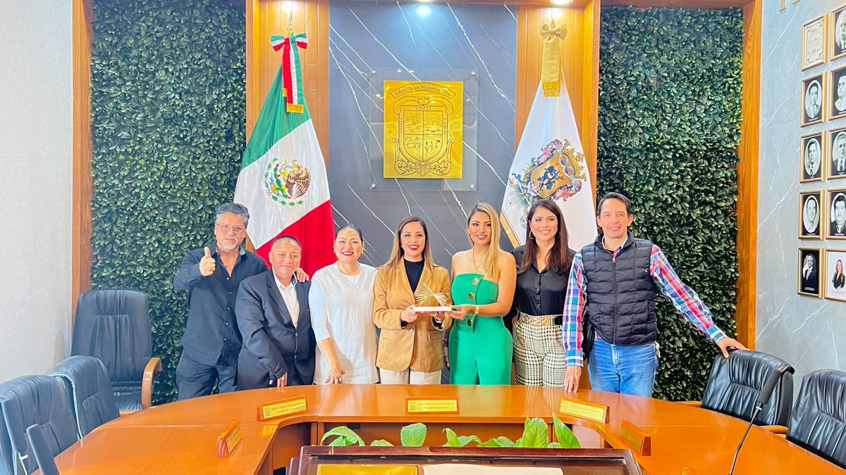 ALMA_L_Mundial's tweet image. La Mtra. @NalleGugi Pdta. de AMMAC y de ALMA hizo entrega del Premio Internacional Alma 2025 a la Mtra. Melanie Murillo Chávez Presidenta Municipal de  @GobiernoDeSilao , por ser ejemplo en el manejo de residuos sólidos y avance en la mejora del servicio de limpia.