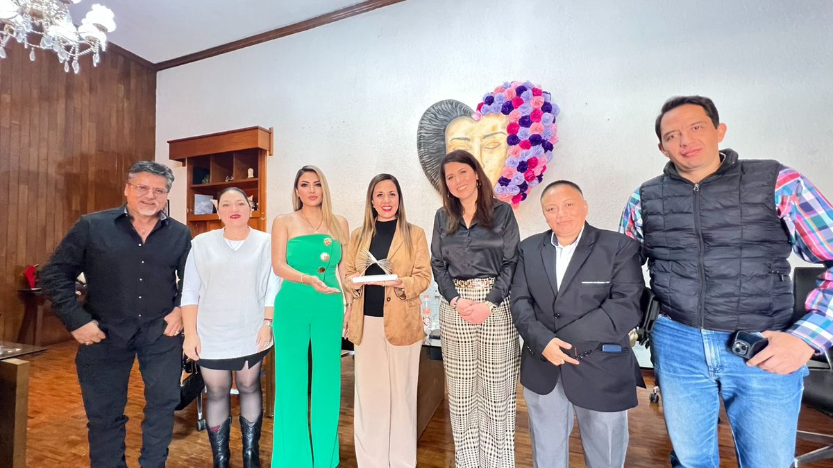 ALMA_L_Mundial's tweet image. La Mtra. @NalleGugi Pdta. de AMMAC y de ALMA hizo entrega del Premio Internacional Alma 2025 a la Mtra. Melanie Murillo Chávez Presidenta Municipal de  @GobiernoDeSilao , por ser ejemplo en el manejo de residuos sólidos y avance en la mejora del servicio de limpia.