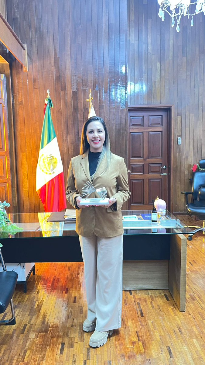 ALMA_L_Mundial's tweet image. La Mtra. @NalleGugi Pdta. de AMMAC y de ALMA hizo entrega del Premio Internacional Alma 2025 a la Mtra. Melanie Murillo Chávez Presidenta Municipal de  @GobiernoDeSilao , por ser ejemplo en el manejo de residuos sólidos y avance en la mejora del servicio de limpia.