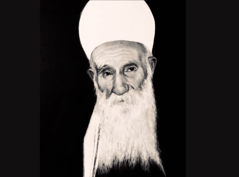 تُصادِف اليوم الذكرى الثانية والعشرون لرحيل المرجع الديني الاستثنائي، شيخ الزهد والتقوى والإيمان، والعارف الديّان، الذي مهما قلنا فيه لا نُوفيه جزءًا من حقّه، الشيخ أبي حسن عارف حلاوي رحمه الله.
وفي هذه الذكرى بالذات، تمرّ طائفةُ الموحّدين بظروفٍ استثنائية، ندعو من خلالها أن