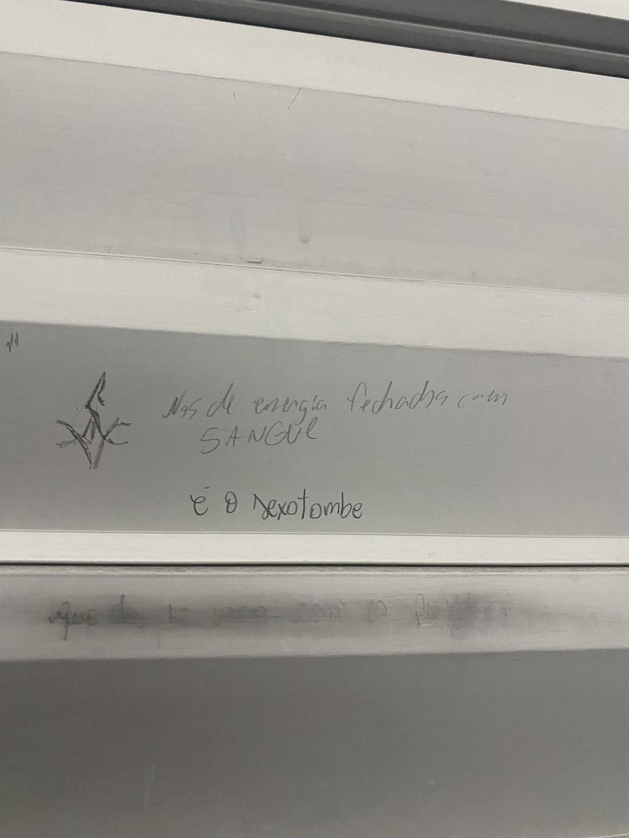 greapmike's tweet image. SO TEM NERD NESSA ESCOLA!!!! #hexatombe 
Inclusive tenho ctz q a @honeyismo fez um desses