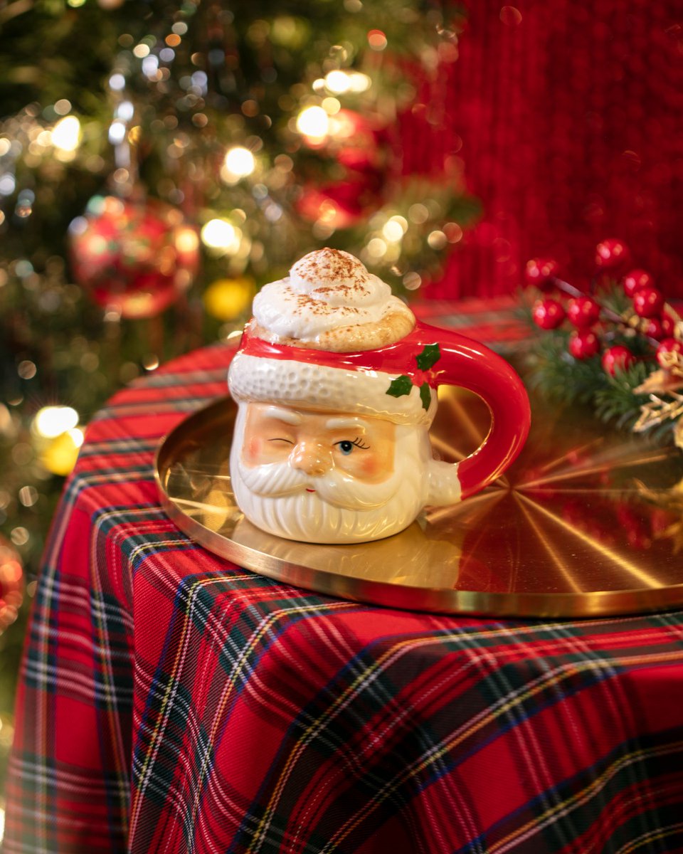 CarouselClb's tweet image. Coconut. Chocolate. Warmth in a cup. ✨
The Snow Day Sipper is everything a holiday hug should taste like. ❄️☕️
Come try it at Miracle Bar at Carousel Club— now open from Friday, November 21st – Sunday, December 28th🎅