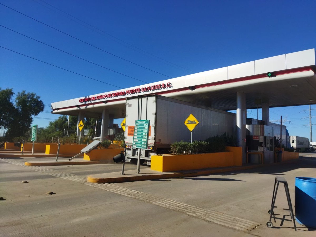 michelleriveraa's tweet image. 🚨#AHORA Productores en la Caseta del Puente Río Colorado en San Luis Río Colorado, #Sonora, abrieron por una hora la zona, para “desfogar” la larga fila de vehículos de transporte que se acumularon desde hace horas 

Vía @flormbd