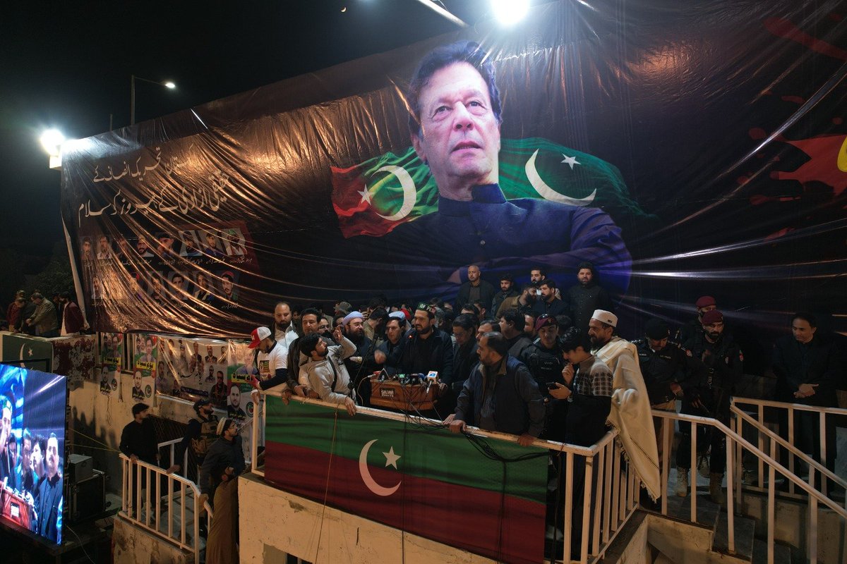 YarMKNiazi's tweet image. پاکستان تحریکِ انصاف کے شہداء، زخمی اور گرفتار کارکنان و قائدین کو خراجِ تحسین پیش کرنے کے لیے پشاور کو یومِ سیاہ کے نام سے ایک انتہائی پروقار تقریب منعقد ہوئی۔

تقریب میں علمائے کرام۔ شہداء کی فیملیز، زخمی اور گرفتار کارکنان کے علاوہ پارٹی قائدین، صوبائی وزراء، پارلیمنٹیرینز،…