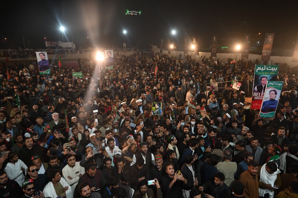 YarMKNiazi's tweet image. پاکستان تحریکِ انصاف کے شہداء، زخمی اور گرفتار کارکنان و قائدین کو خراجِ تحسین پیش کرنے کے لیے پشاور کو یومِ سیاہ کے نام سے ایک انتہائی پروقار تقریب منعقد ہوئی۔

تقریب میں علمائے کرام۔ شہداء کی فیملیز، زخمی اور گرفتار کارکنان کے علاوہ پارٹی قائدین، صوبائی وزراء، پارلیمنٹیرینز،…