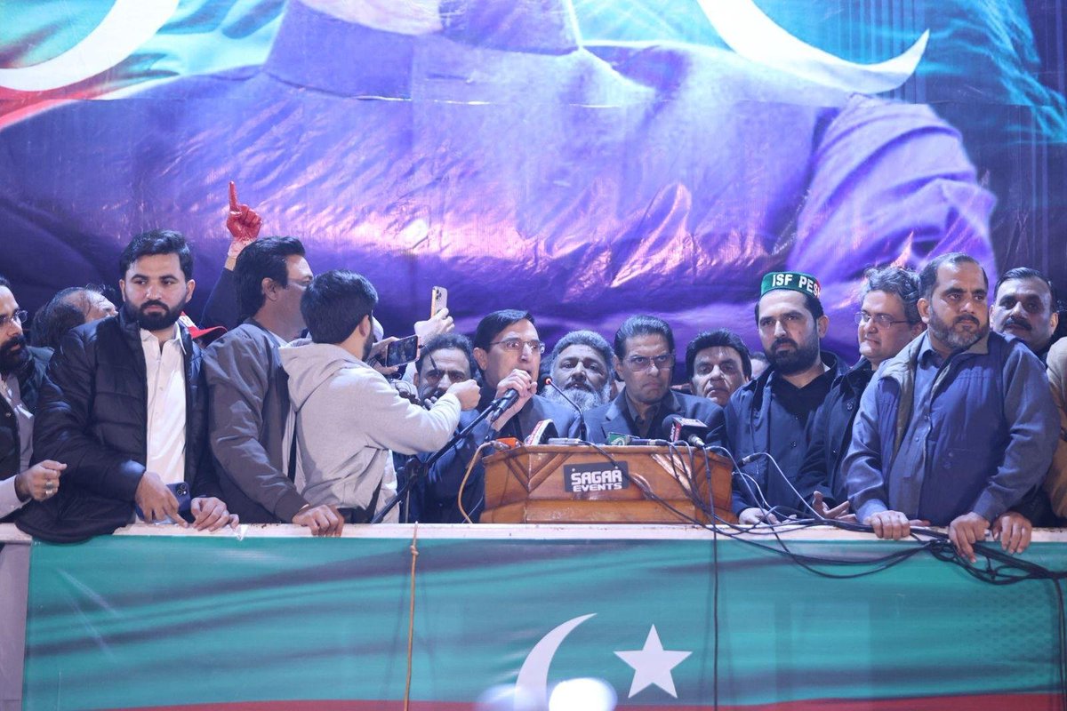 YarMKNiazi's tweet image. پاکستان تحریکِ انصاف کے شہداء، زخمی اور گرفتار کارکنان و قائدین کو خراجِ تحسین پیش کرنے کے لیے پشاور کو یومِ سیاہ کے نام سے ایک انتہائی پروقار تقریب منعقد ہوئی۔

تقریب میں علمائے کرام۔ شہداء کی فیملیز، زخمی اور گرفتار کارکنان کے علاوہ پارٹی قائدین، صوبائی وزراء، پارلیمنٹیرینز،…