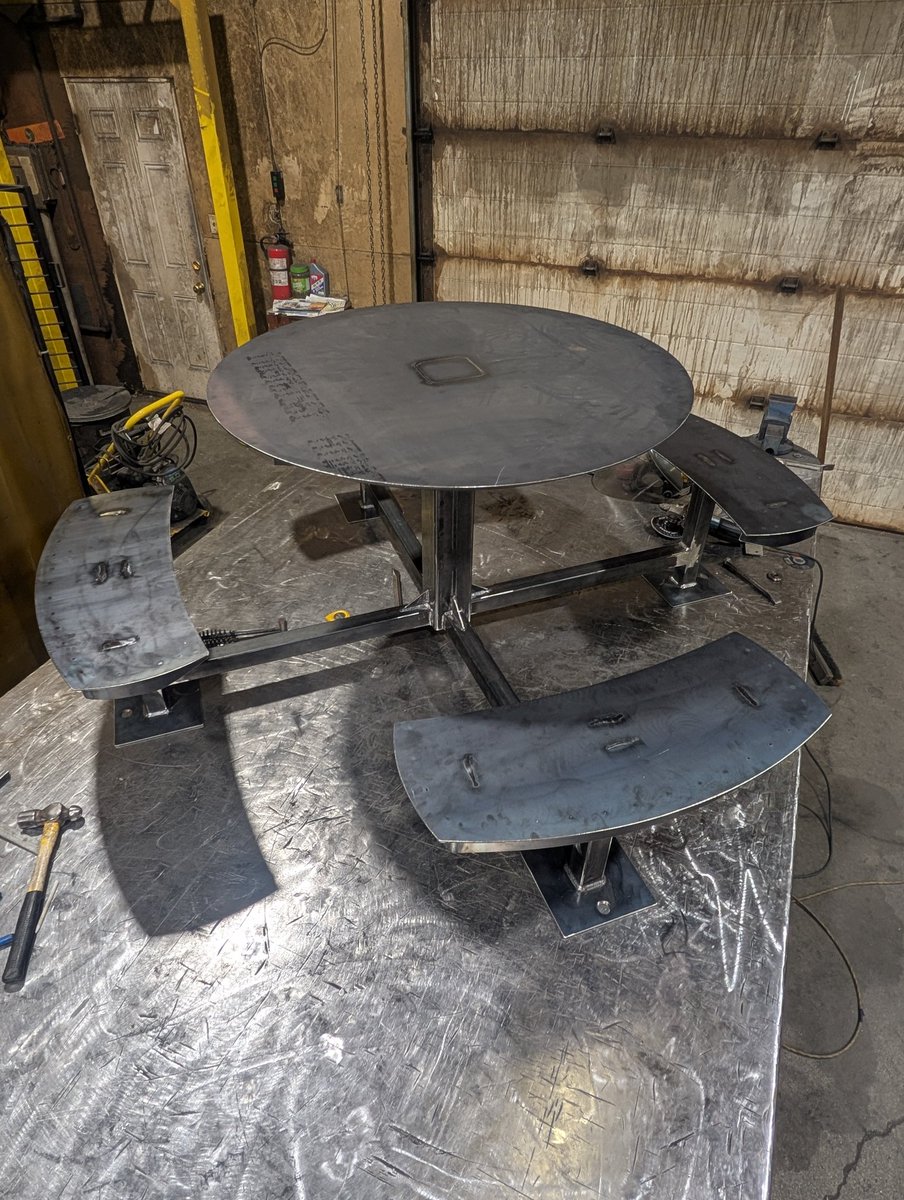 PotatoRustler's tweet image. This table is frickin&apos; done 💫 Really fun build.