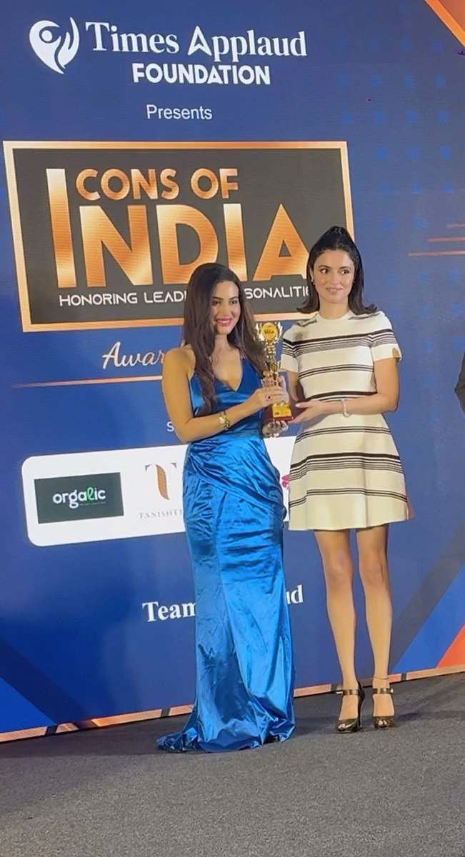 AnusmritiSarkar's tweet image. So honoured to received the award of “Icons of India” for Fashion Icon 2025 . Blessed 💕✨🧿🧿

#fashionicon #styleicon #gratitude #anusmriti #anusmritisarkar