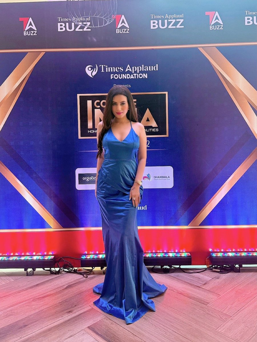 AnusmritiSarkar's tweet image. So honoured to received the award of “Icons of India” for Fashion Icon 2025 . Blessed 💕✨🧿🧿

#fashionicon #styleicon #gratitude #anusmriti #anusmritisarkar