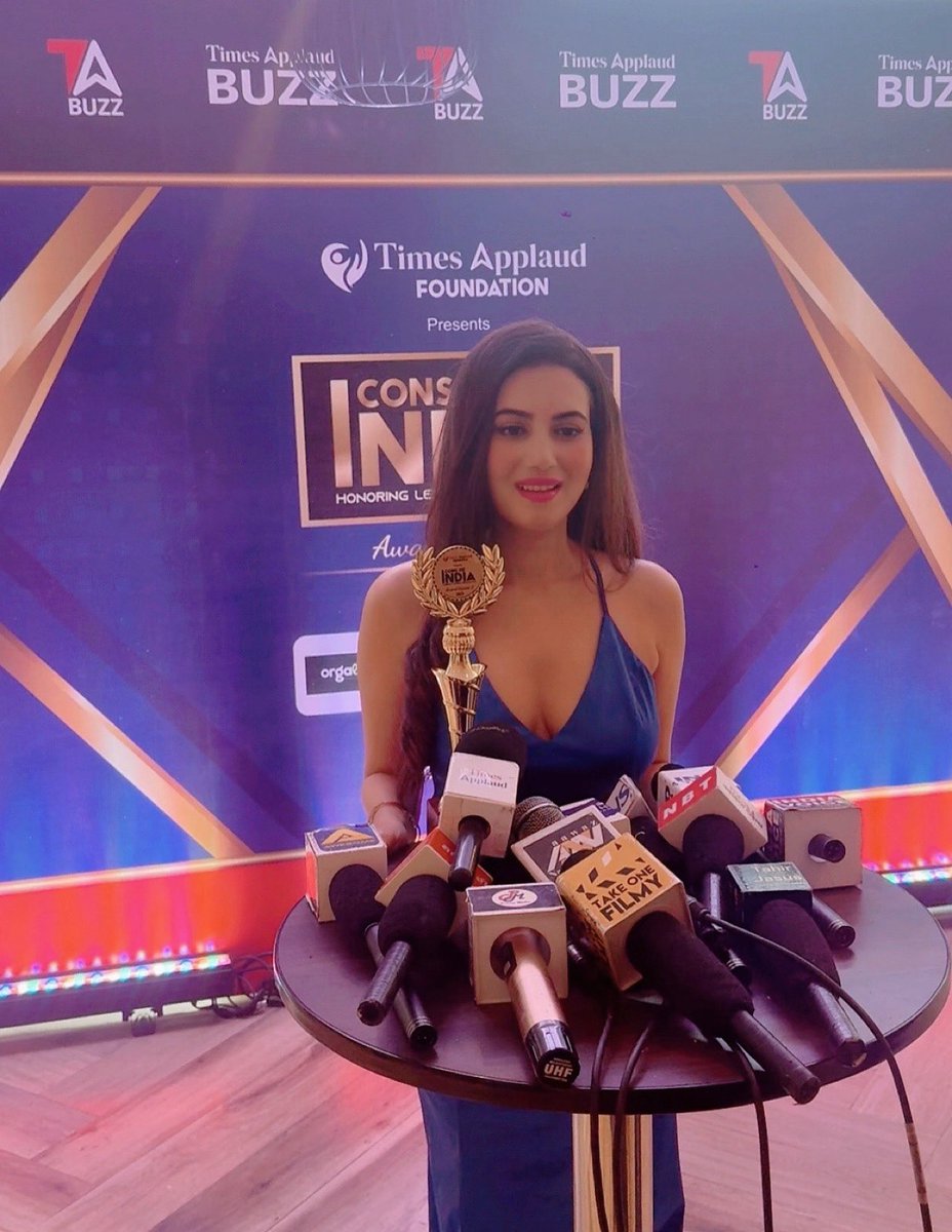 AnusmritiSarkar's tweet image. So honoured to received the award of “Icons of India” for Fashion Icon 2025 . Blessed 💕✨🧿🧿

#fashionicon #styleicon #gratitude #anusmriti #anusmritisarkar
