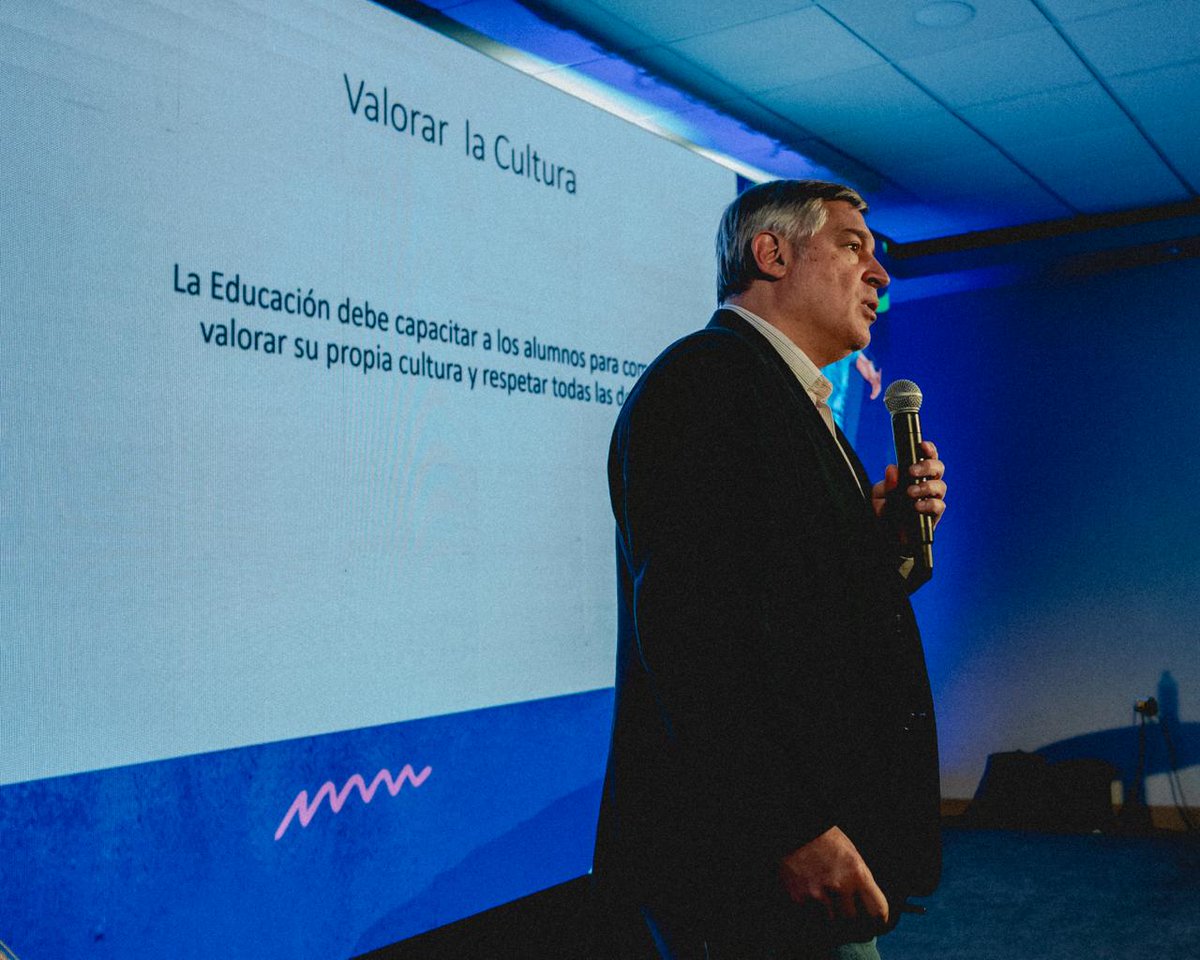 CONMEBOL's tweet image. La palabra de Luis Ramírez, Ministro de Educación del Paraguay, sobre la importancia de la educación en el fútbol ✍️

#CreeEnGrande