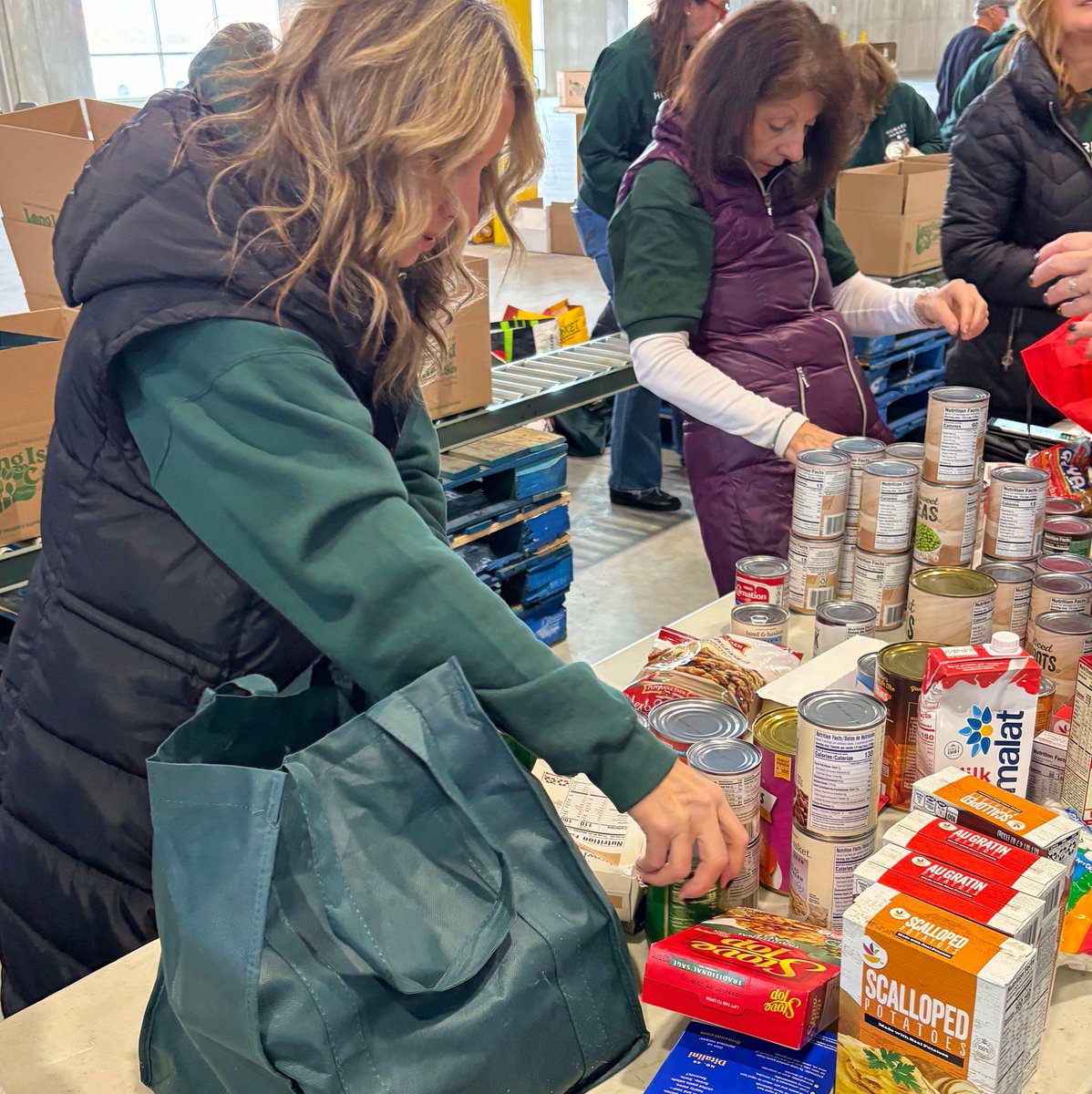LongIslandCares's tweet image. Coach Realtors delivered a full U Haul with 6,315 pounds of food and volunteered for our Gather and Give food drive.
Their heart and generosity made a real difference for families this season. 💛

#LongIslandCares #GatherAndGive #EndHungerLI