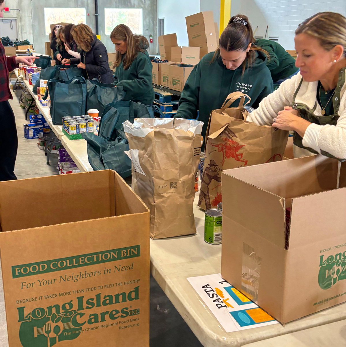 LongIslandCares's tweet image. Coach Realtors delivered a full U Haul with 6,315 pounds of food and volunteered for our Gather and Give food drive.
Their heart and generosity made a real difference for families this season. 💛

#LongIslandCares #GatherAndGive #EndHungerLI