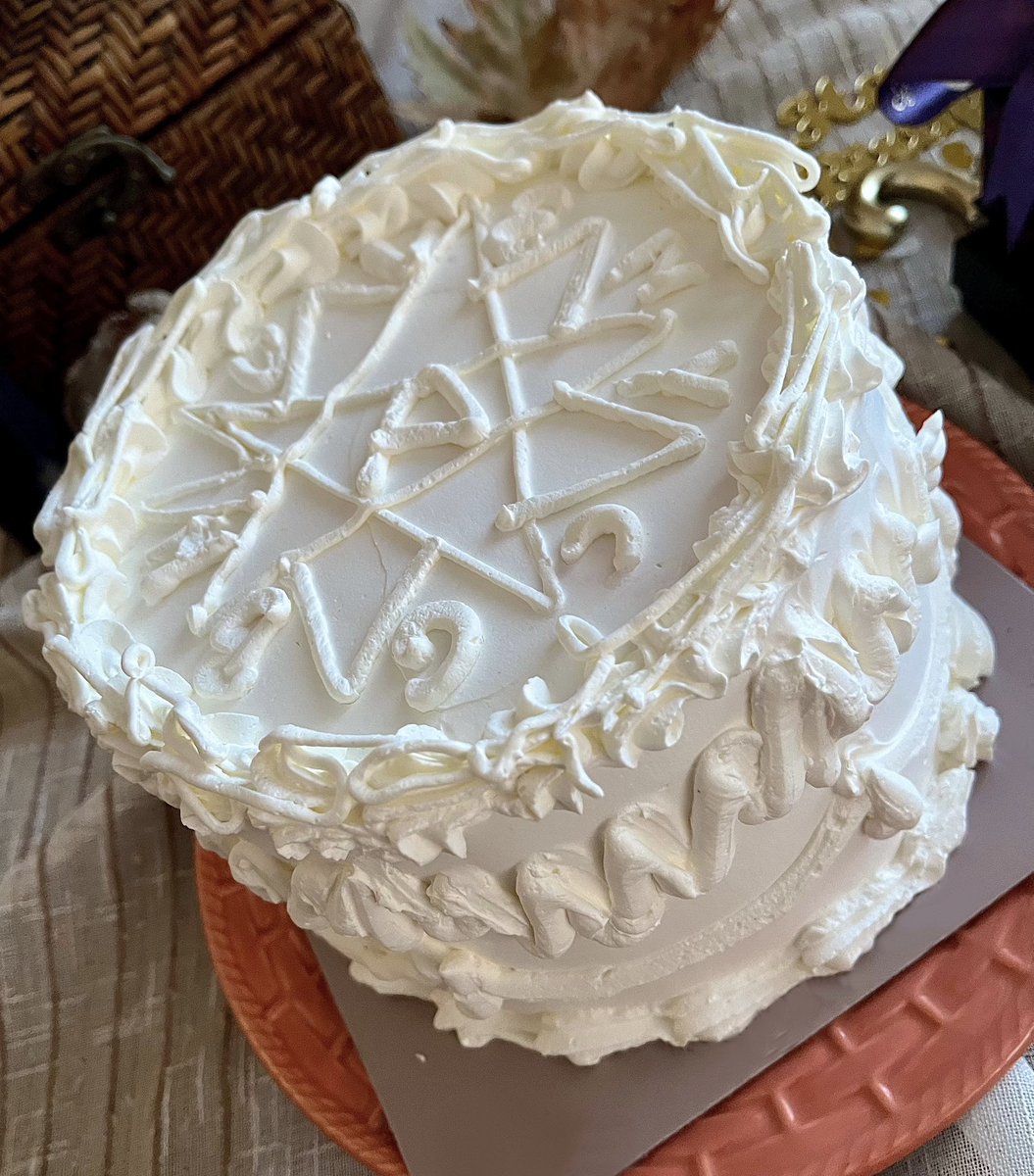 defneorsomethin's tweet image. it’s my birthday so i tried this gorgeous nosferatu cake 🤍