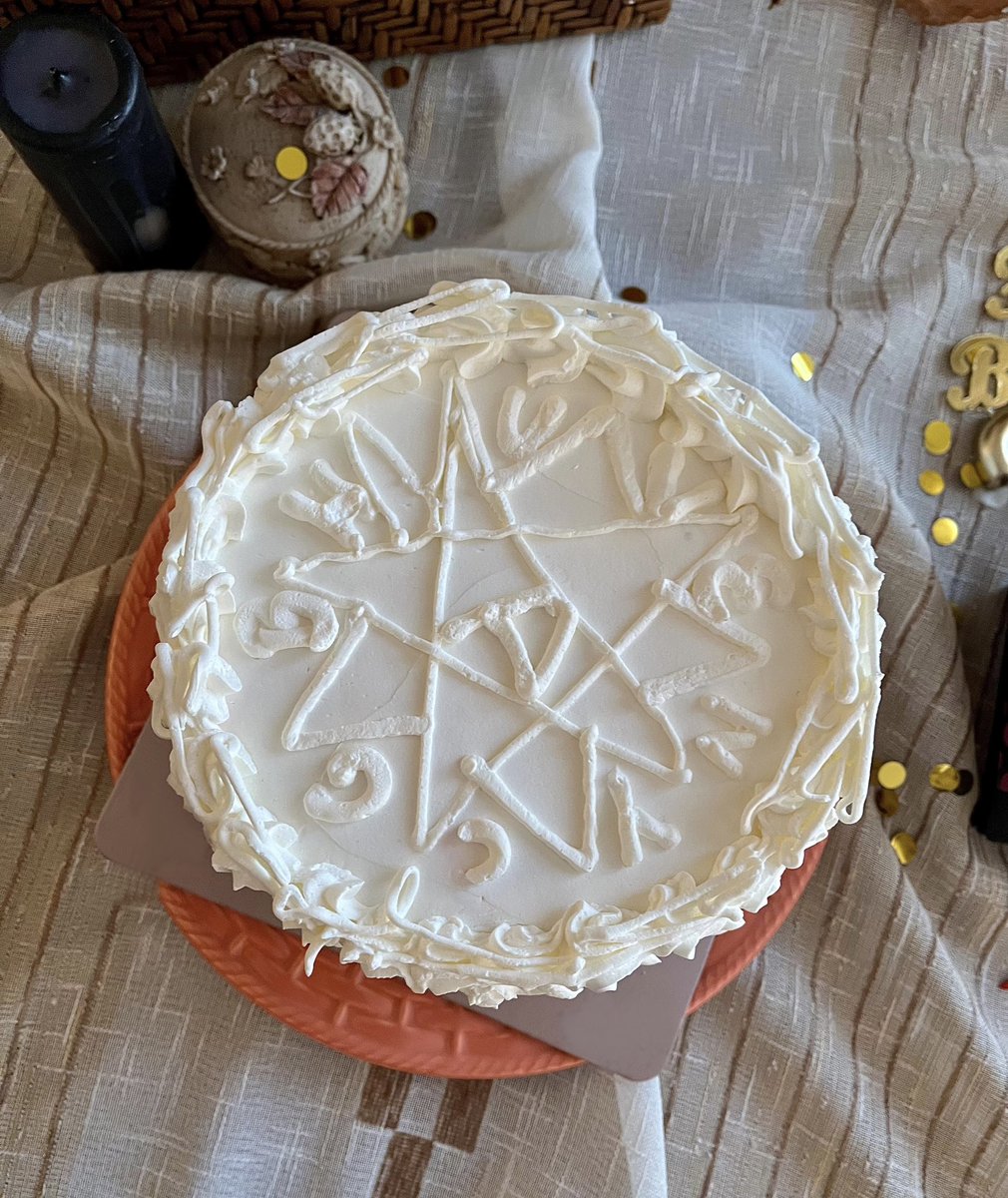 defneorsomethin's tweet image. it’s my birthday so i tried this gorgeous nosferatu cake 🤍