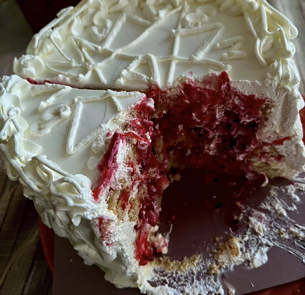 defneorsomethin's tweet image. it’s my birthday so i tried this gorgeous nosferatu cake 🤍