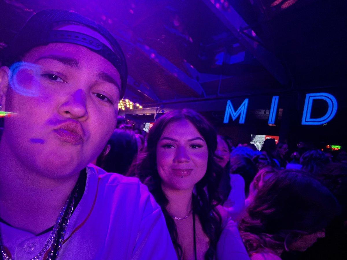 bubbiinzbaybee's tweet photo. @Jessiereyez #PaidinMemories Edmonton https://t.co/dXqmEMeMA5