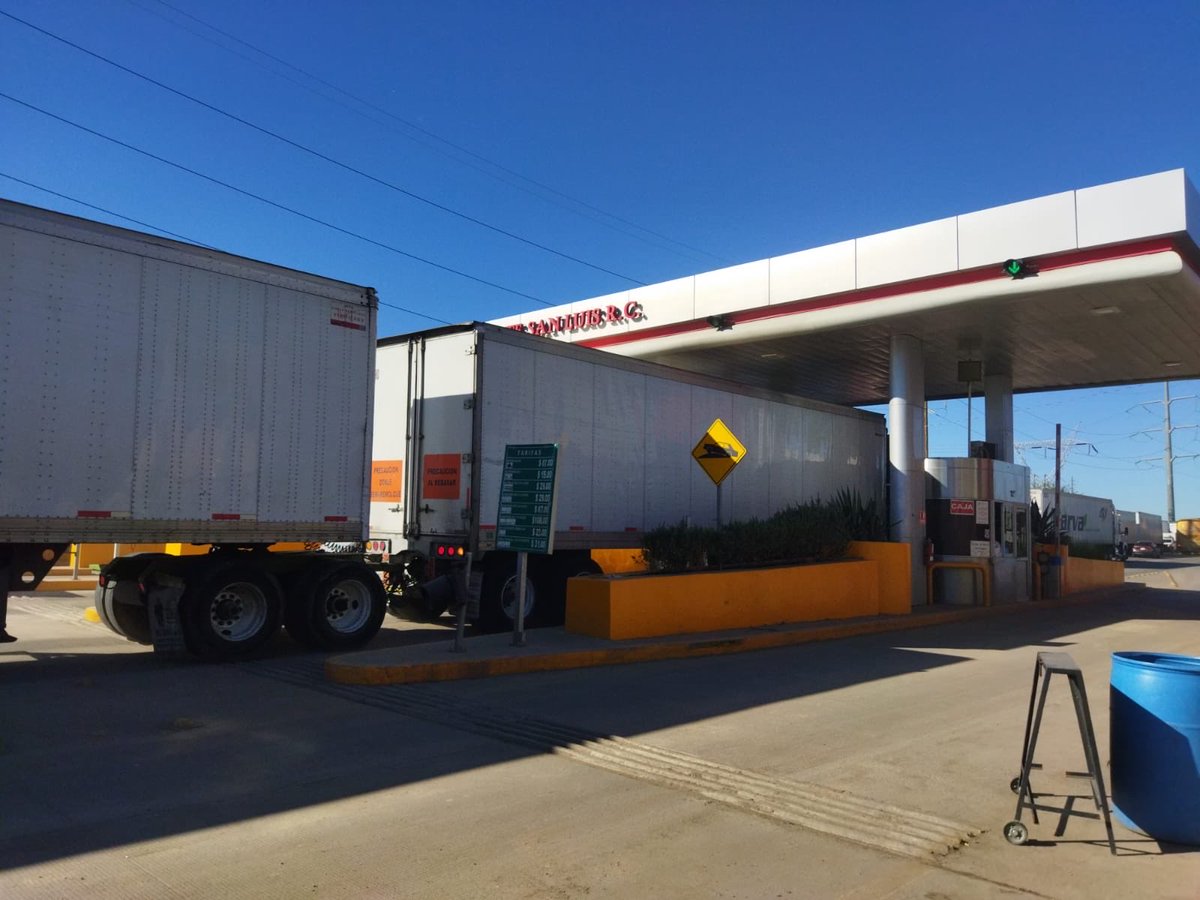 rfsonora's tweet image. 🚨#AHORA Productores en la caseta del Puente Río Colorado, en San Luis Río Colorado, #Sonora, abrieron el paso por una hora para aliviar la larga fila de transporte acumulada desde temprano. 🚛⏳ 

📸 @flormbd 

#México #Noticias #SanLuisRíoColorado #SLRC #Hermosillo #Nogales…