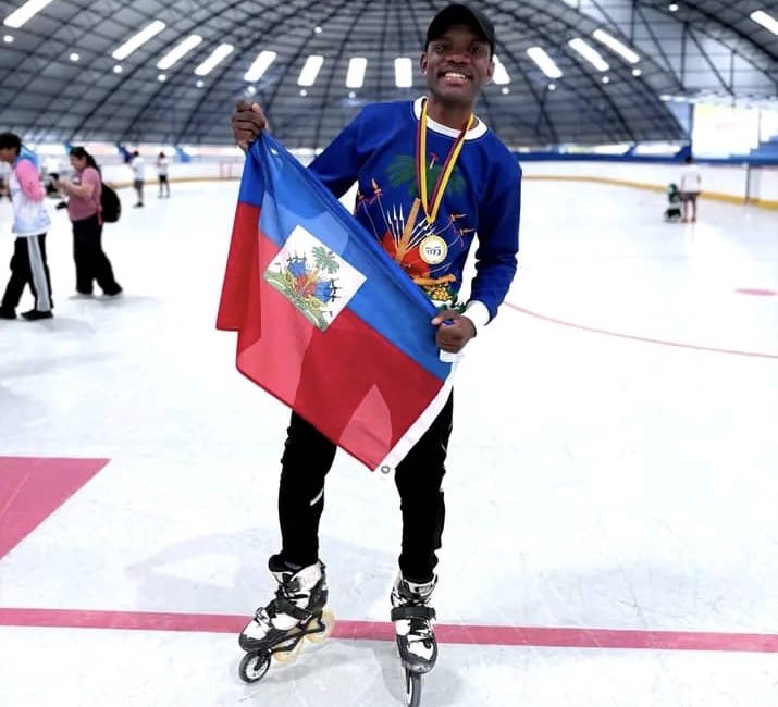 Bravo ak respè pou patineur ayisyen Gesny Pierre-Louis !
Ou fè drapo a vole wo an Ékwatè, kote ou ranpòte chanpyona entènasyonal patinaj la. Viktwa sa a se pa sèlman pa w — se fyète yon pèp antye. Kontinye fè wout ou, Ayiti ap dèyè ou 💙🇭🇹⛸️.