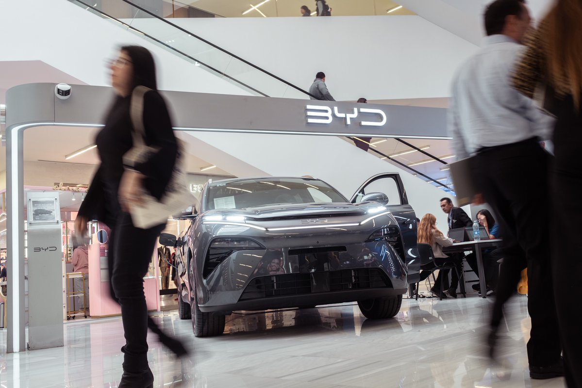 Between 2020 and 2024, China’s direct investment in Mexico jumped from $85 million to $710 million. Offices of Huawei, TikTok, BYD, and Shein have all opened in the ritzy Nuevo Polanco area. So have a host of Chinese restaurants and shops to serve them 
restofworld.org/2025/chinese-t…