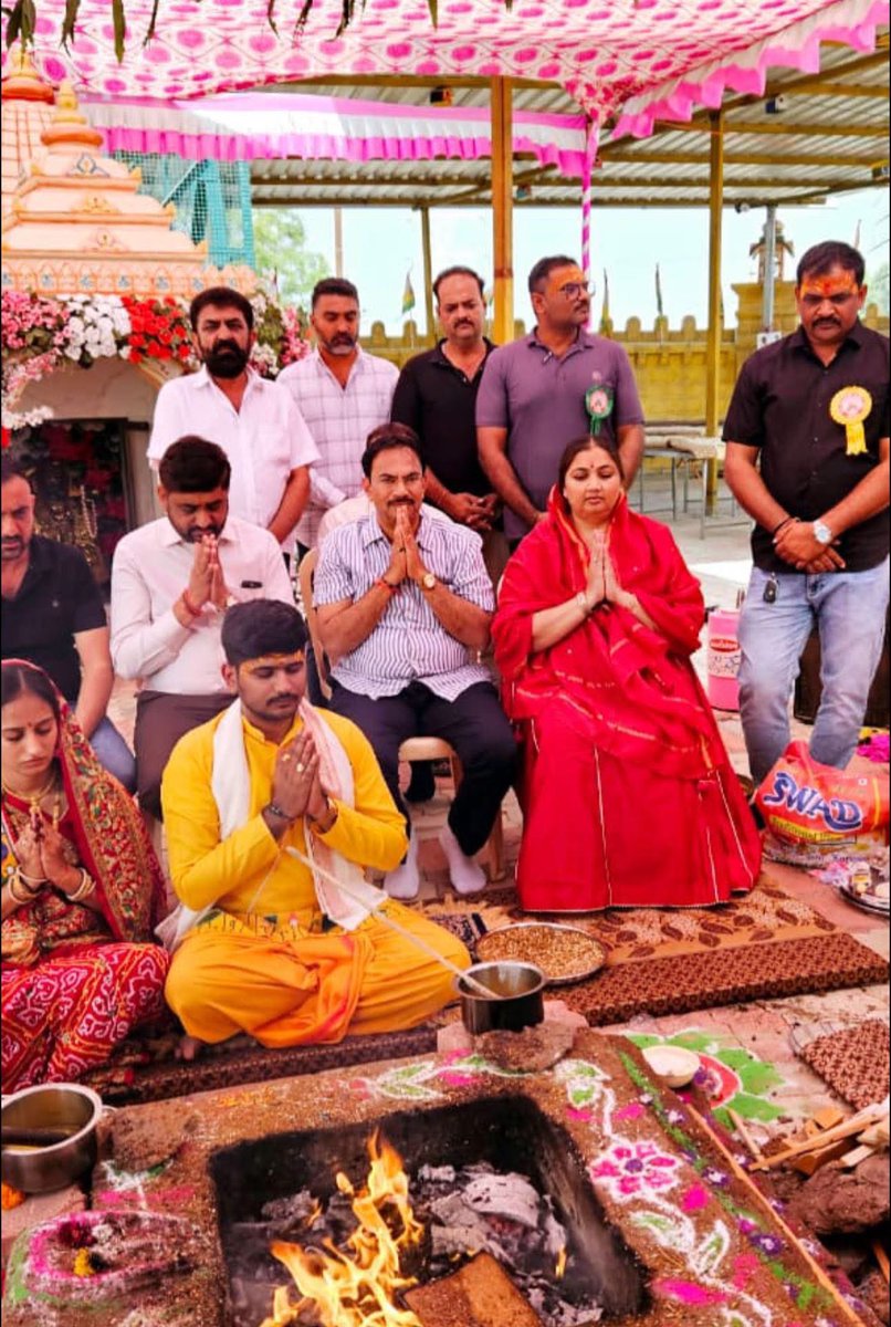 BhanubenMLA's tweet image. લોધિકા તાલુકાના હરિપર પાળ ગામે શ્રી રામદેવજી મહારાજ ના મંદિરે હવન યજ્ઞ માં ઉપસ્થિત રહી પુજા અર્ચના કરવાનું સૌભાગ્ય પ્રાપ્ત થયું.