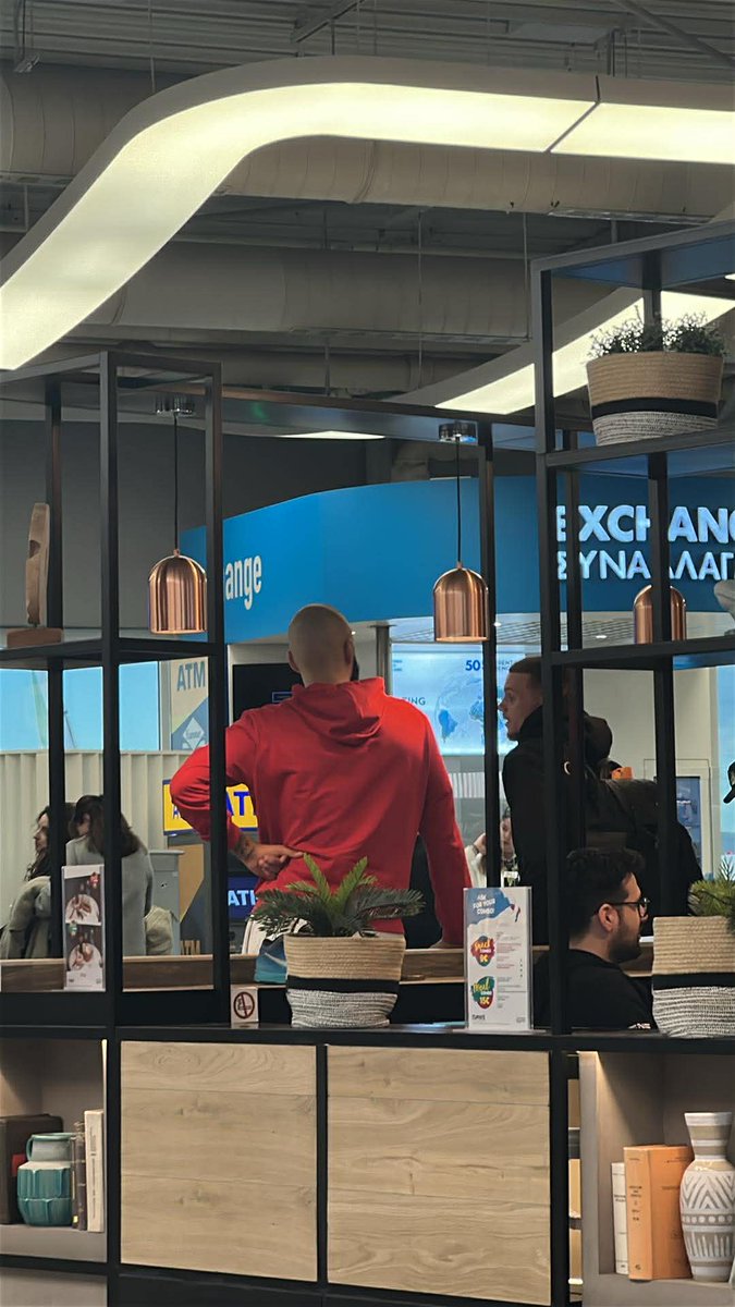 VaggelisIoanno2's tweet image. Τυχαία συνάντηση χθες, στο Ελ. Βενιζέλος. Ηταν συμπαίκτες στο Ντιτρόιτ ο Φουρνιέ με τον Φλιν!!!