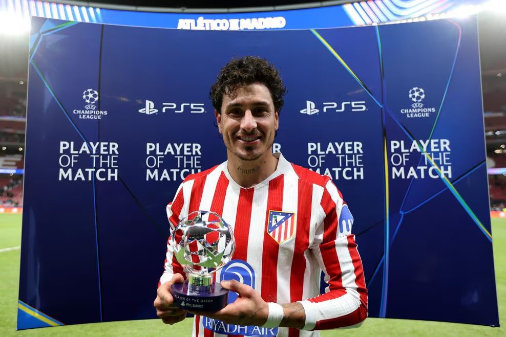 Bestial partido de Giménez en la victoria del Ateltico de Madrid vs Inter, marcó el gol en el 90, fue impasable y se llevó el MVP del partido. Ojalá llegue sano al mundial 2026 porque es de lo mejor que tenemos.