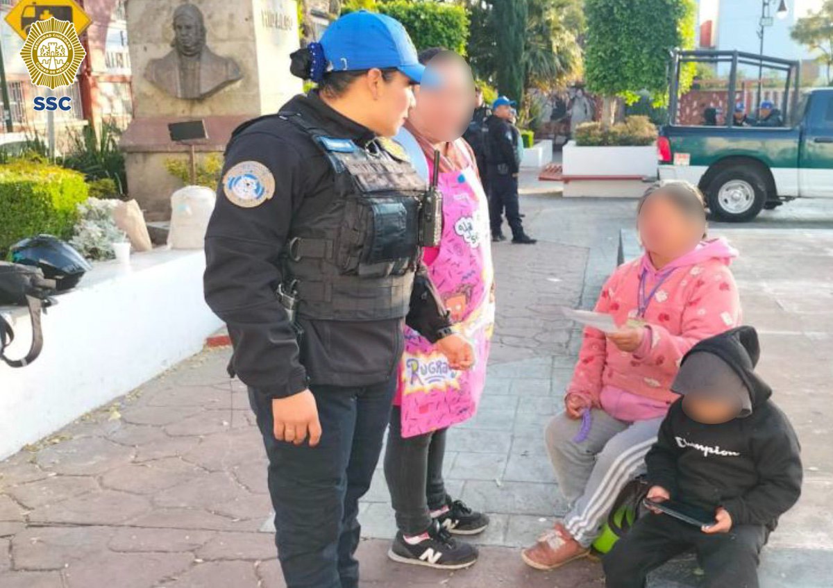 SSC_CDMX's tweet photo. #ColoniasSeguras | En la #ZonaSur, elementos de la #PolicíaAuxiliar recorren las calles y #CasaXCasa para compartir información preventiva y medidas de autocuidado con vecinas y vecinos de las alcaldías @TlalpanAl, @Alcaldia_Coy, @BJAlcaldia y @ALaMagdalenaC, además, proporcionan los números de emergencia para mantener comunicación directa y constante con el #JefeDeCuadrante. 🚔👮♀️
#LaPolicíaCercaDeTi #ModeloDeProximidad #JefaDeGobierno @ClaraBrugadaM
