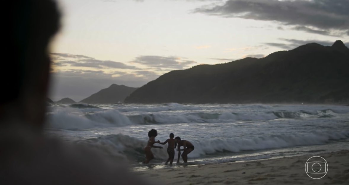 joycemcsantos's tweet image. “você falava rápido, comia rápido, vivia correndo. mas tinha uma coisa que você tinha medo: praia. chegava nem perto da água”
“e hoje nadar é meu esporte favorito”
“na praia ou piscina?”
“piscina”
“isso explica muita coisa, o mar a gente não controla”

SÓ LAPADA ‼️
#DonaDeMim