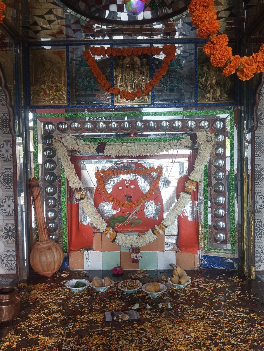 बजरंग बली देवताओं के वो बड़े बाबू है जो आपकी फ़ाइल किसी भी देव के विभाग में नही अटकने देंगे!
क्योकि हर देवता से उन्हें कोई न कोई वरदान और शक्ति प्राप्त है! और फिर प्रभू श्रीराम की सुपर पावर तो है ही !
#जय_श्री_राम
#जय_हनुमान 
श्री बगीची वाले हनुमान जी की कृपा सदा बनी रहे 🙏