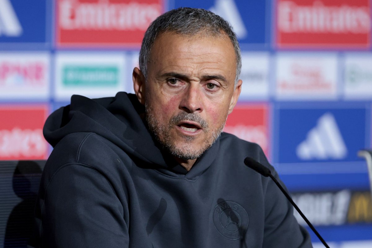 VibesFoot's tweet image. 🗣️ « 𝗜𝗟 𝗙𝗔𝗨𝗧 𝗦𝗔𝗩𝗢𝗜𝗥 𝗦𝗘 𝗖𝗢𝗡𝗧𝗥𝗢̂𝗟𝗘𝗥 » 😬

Luis Enrique 🇪🇸 pas tendre avec Lucas Hernández 🇫🇷 après son carton rouge. 🟥

« C’est bizarre parce que ce n’est pas normal. 𝗜𝗟 𝗙𝗔𝗨𝗧 𝗘𝗡 𝗣𝗔𝗥𝗟𝗘𝗥 𝗘𝗧 𝗦𝗔𝗩𝗢𝗜𝗥 𝗤𝗨𝗘 𝗖’𝗘𝗦𝗧 𝗗𝗔𝗡𝗚𝗘𝗥𝗘𝗨𝗫. 

Il…