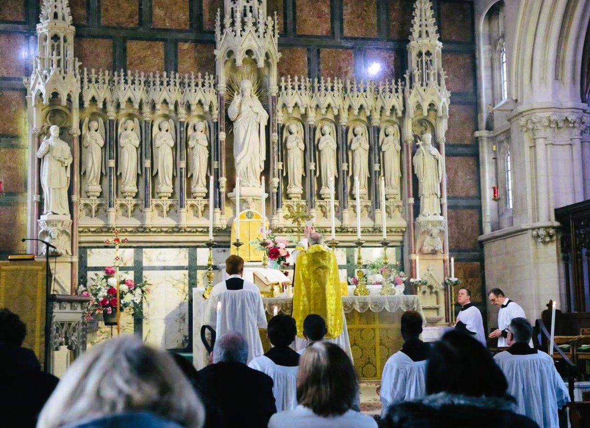 Solemn Mass of Christ the King at the Bournemouth Oratory. "Christus Vincit, Christus Regnat, Christus Imperat!"
#ChristusRex #Oratory #SacredHeartchurch #Bournemouth #LaudesRegiae