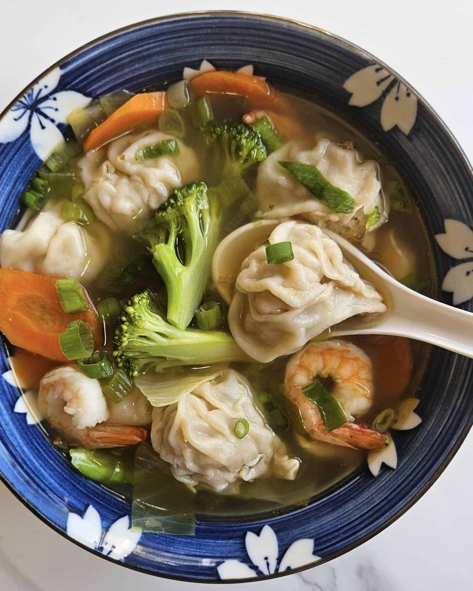 This is the Best Chinese Wor Wonton Soup that is made with pork dumplings and shrimp. It is so comforting and in ready in 30 minutes time. Tastes just like takeout if not better as you can really customize it according to your own taste. canadiancookingadventures.com/recipes/best-c…