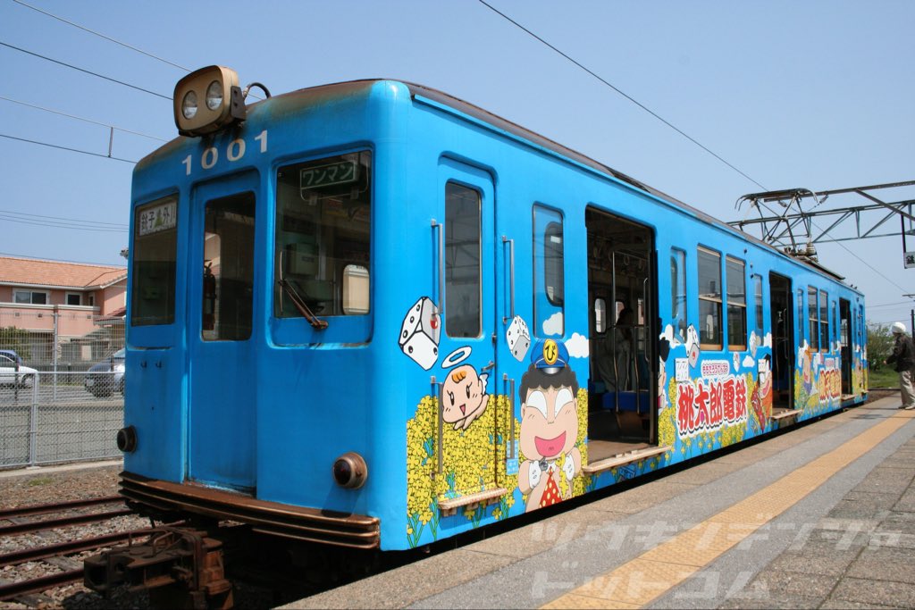 【歴史】当時は「コナミ」ではなく「ハドソン」

今も人気の『桃太郎電鉄』シリーズ。
以前には銚子電鉄の支援の一環で、ラッピング電車が運行されていた事もありました。

これに連動し一部駅には石像も設置。貧乏神とサルは“貧乏が去る”と縁起をかけたものでした。

#銚子電鉄デハ1000形
#桃太郎電鉄