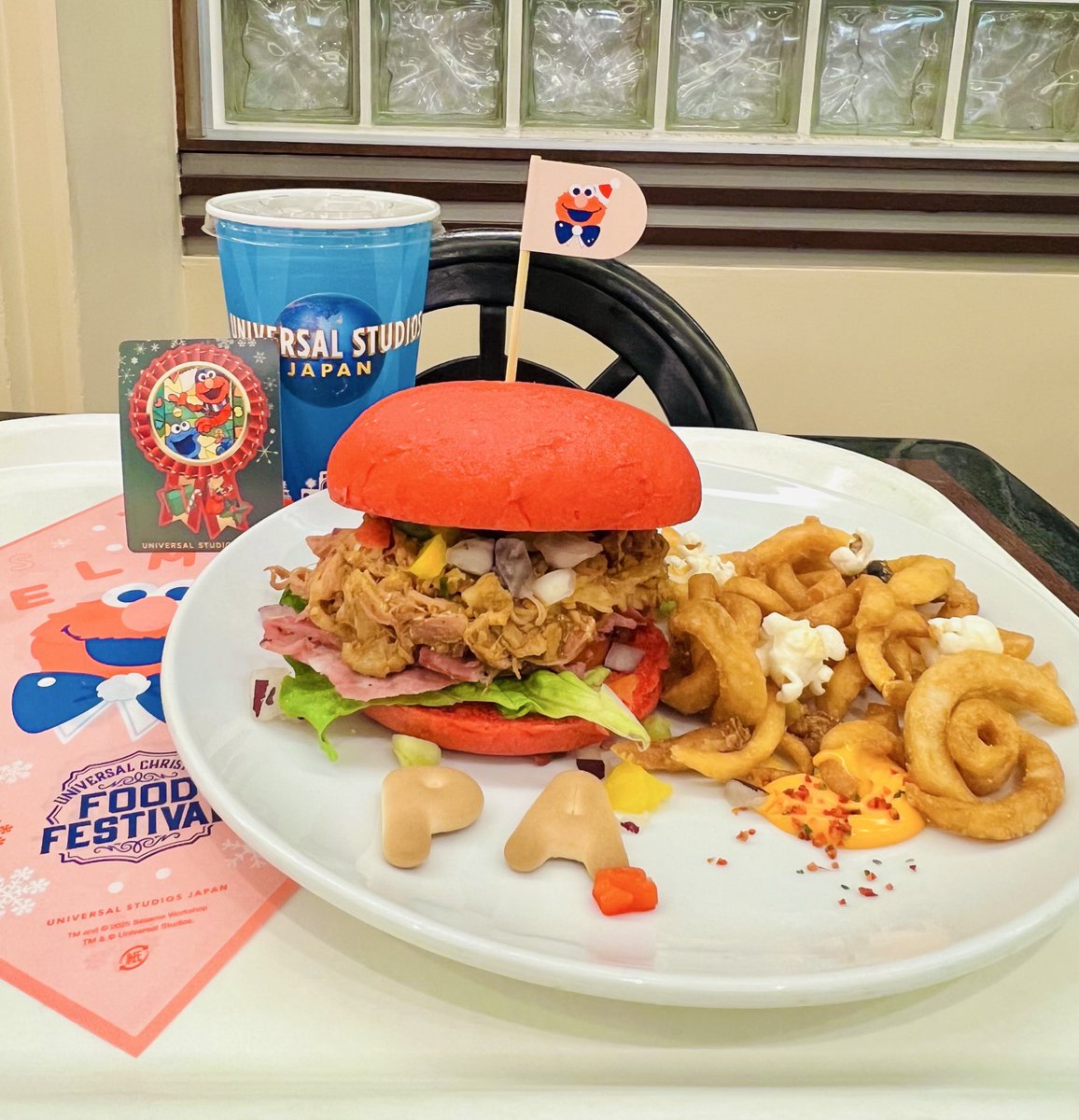 kohimangetsupon's tweet image. スタジオ・スターズ・レストラン
にて⭐️⭐️
ハンバーガー
BBQプルドポーク
いただきました🎄
お肉がホロホロで柔らかくて
お野菜と一緒にいただけて
とてもおいしかったです😊
エルモちゃんの旗もとってもかわいい❤️
#USJ #USJファン
#スタジオ・スターズ・レストラン