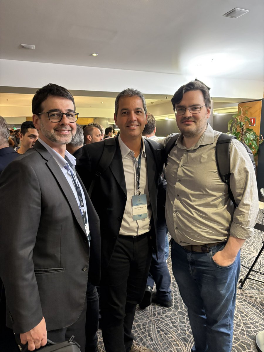 Hoje foi o dia de lançamento do Sistema de Sustentabilidade Financeira e tive a alegria de agradecer e celebrar com esses 2 caras essenciais. 
Foram vozes recorrentes da importância do FPF junto com o nosso <a href="/canalfutebol_sa/">Futebol S/A</a>.
Um salve a <a href="/cesargrafietti/">Cesar Grafietti</a> e <a href="/rodrigocapelo/">Rodrigo Capelo</a>.
