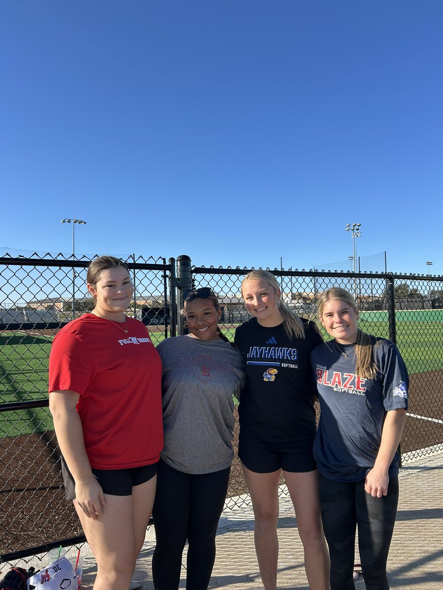 MariahCollinsTx's tweet photo. Great to see my girls back home from college during break! Got to catch @BlakelyBarber4 and get some live at bats in with @madilynn_george @cianaarguijo @taylorporter04🫶🫶🫶
@Rouse_Softball @Hotshots16u @MVP_512 @castillaJaime5 https://t.co/b6h9h4lN4a