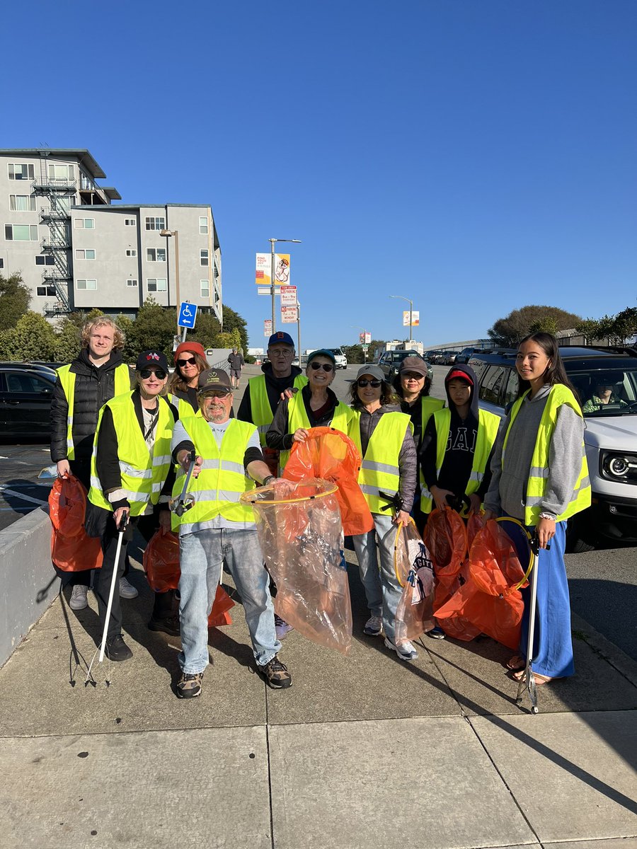 RefuseRefuseSF's tweet image. Surprising turnout for a Wednesday before Thanksgiving, but we had 18 volunteers roll through the Masonic Cleanup this morning. @sfpublicworks on the spot to pickup the trash bags we filled.

Continued amazement at how clean the area has become with this regular attention.