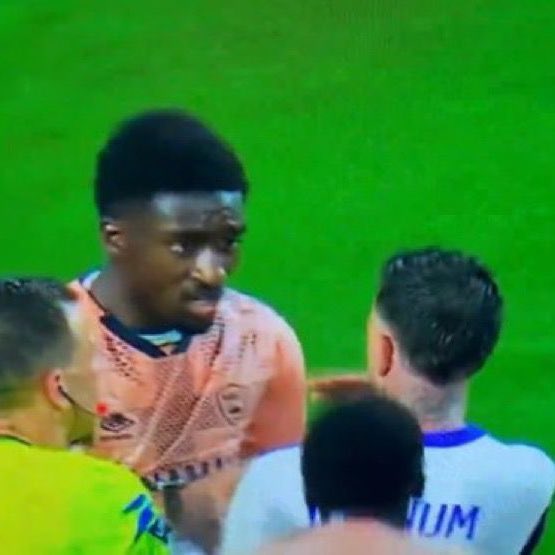 VibesFoot's tweet image. 🔴 𝗢𝗙𝗙𝗜𝗖𝗜𝗘𝗟 – 𝗔𝗥𝗢𝗡 𝗗𝗢̈𝗡𝗡𝗨𝗠 🇳🇴 𝗘𝗦𝗧 𝗦𝗨𝗦𝗣𝗘𝗡𝗗𝗨 𝟮 𝗠𝗔𝗧𝗖𝗛𝗦 𝗣𝗢𝗨𝗥 𝗦𝗢𝗡 𝗚𝗘𝗦𝗧𝗘 𝗣𝗢𝗟𝗘́𝗠𝗜𝗤𝗨𝗘 𝗟𝗢𝗥𝗦 𝗗𝗘 𝗧𝗢𝗨𝗟𝗢𝗨𝗦𝗘 - 𝗟𝗘 𝗛𝗔𝗩𝗥𝗘 ! 😬

👉 𝗟𝗲 𝗡𝗼𝗿𝘃𝗲́𝗴𝗶𝗲𝗻 𝗮𝘃𝗮𝗶𝘁 𝗮𝗴𝗶𝘁𝗲́ 𝘀𝗮 𝗺𝗮𝗶𝗻 𝗱𝗲𝘃𝗮𝗻𝘁 𝘀𝗼𝗻…