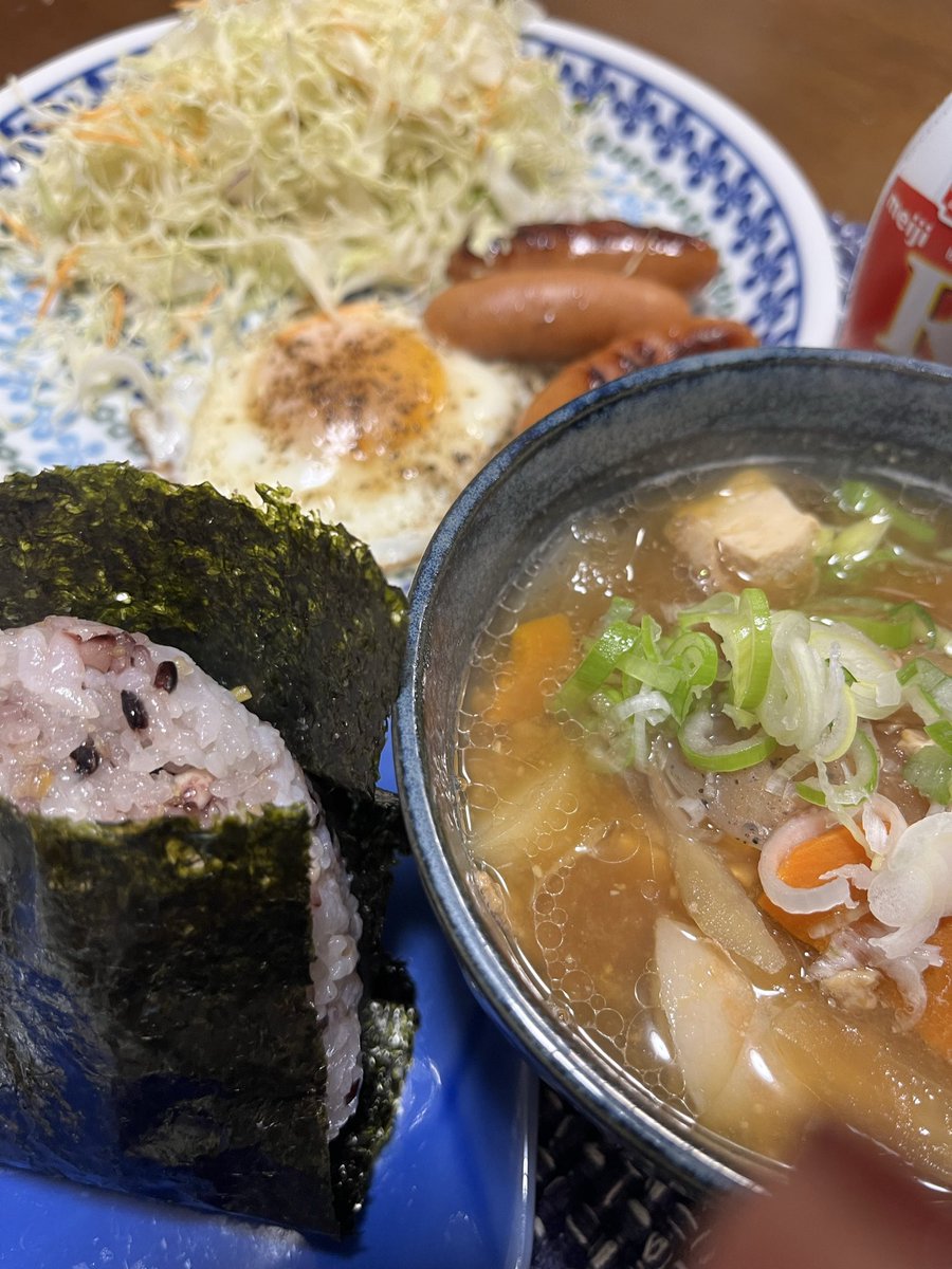 今日の🍙

十穀米の高菜にぎり
Dの朝ごはん昨夜から煮込んだ豚汁、ご飯できたよ〜って言いに行ったらもう出勤してもぬけのから…😑💧

朝からハードな食事してきたワタシ…なのでした😂

 #OnigiriAction