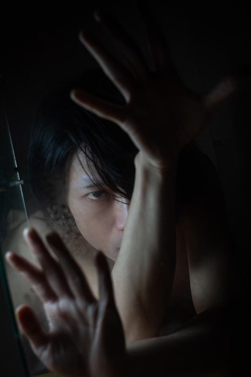 「小さな枠の中に閉じこめられた模造品のあなたを見ている。触れるどころか、声すら届かない日が恨めしい。それでも、いい子にしててとたしなめられた遠い日を反芻する。冬の始まりに冷やされた掌で、小さなあなた包んだ」

photo：徳光典子 <a href="/corino_say10/">コリノ</a> 
model：me
2024