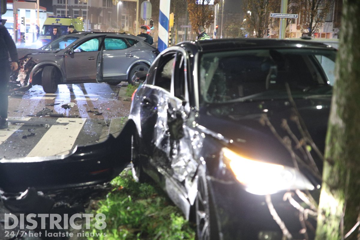 Fors ongeval tussen twee personenauto's op Zuiderparklaan, Den Haag