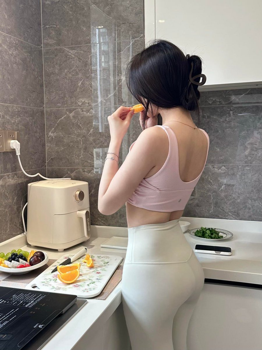 _dhianh's tweet photo. Enjoying a healthy snack in a cozy kitchen moment. 🍊✨ https://t.co/xt5pJKTLBY