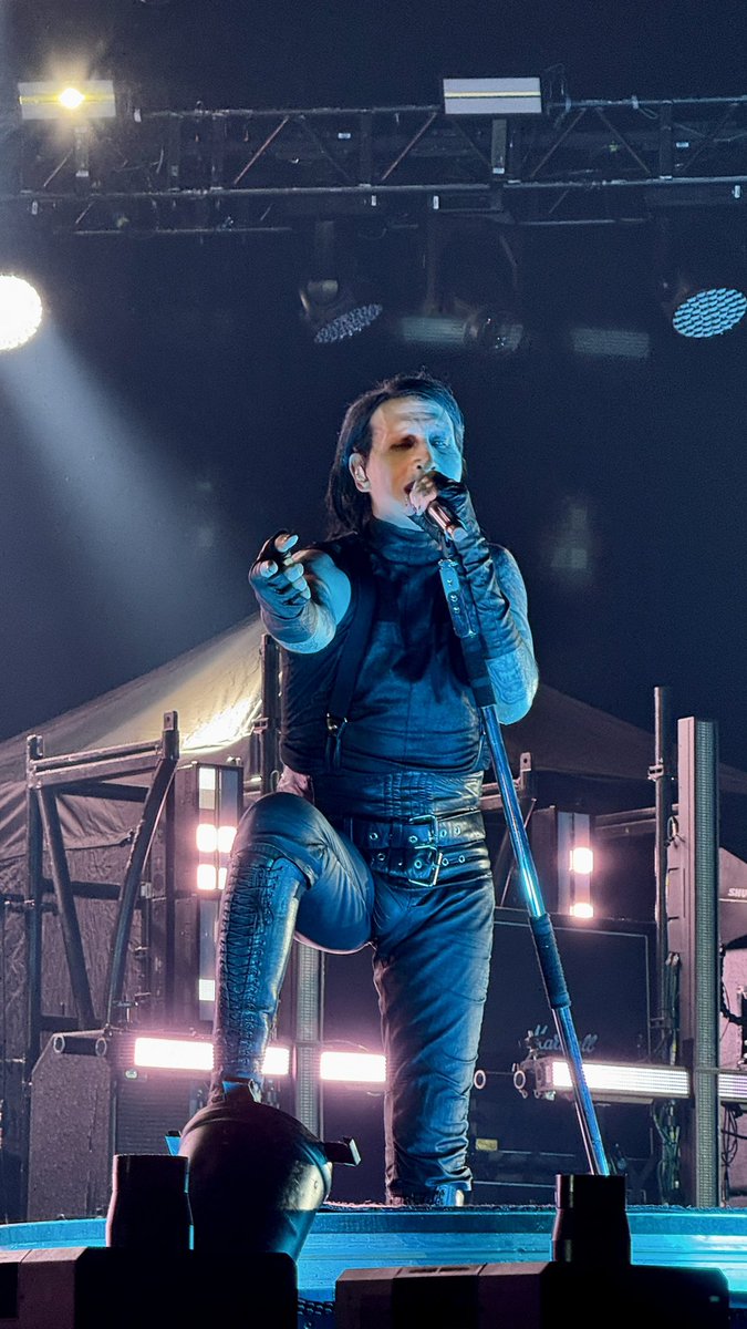 fa1rybunny's tweet image. heres manson literally looking at me but his pussyclat so big i cant post it anywhere else