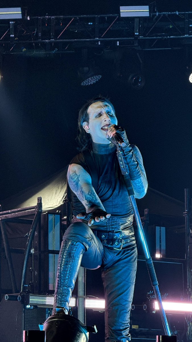 fa1rybunny's tweet image. heres manson literally looking at me but his pussyclat so big i cant post it anywhere else