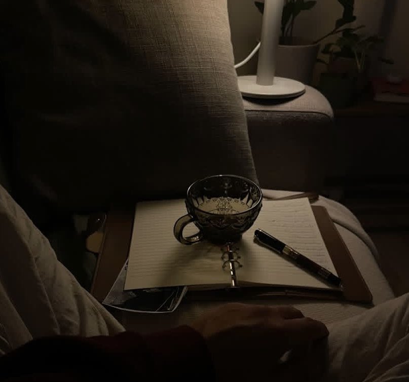 mcii76's tweet image. بين الأكيد والممكن على أطراف الأمل التقي أنا والأفكار العائمة على محيط خيالي وبين وديان ذكرياتي والي بخاطري وصلت لمحطات كثيرة علمتني أني بين أمرين يا فاقد يا مفقود
 وتعلمت أن الفرصة مالها مدار تجي مثل الشهب وقت شوفها قصير والمحظوظ من لحق عليها وتمعن
 و أدركت  بأن الحياة لمن يجرؤ