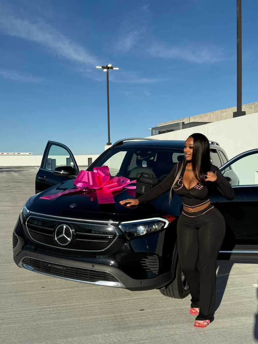 Dabombbestmari's tweet image. fly shit, bad bitch in a brand new whip 🤏🏽